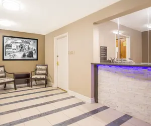 Photo 3 - Super 8 by Wyndham Waldorf