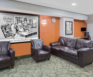 Photo 3 - Super 8 by Wyndham Windsor/Madison North