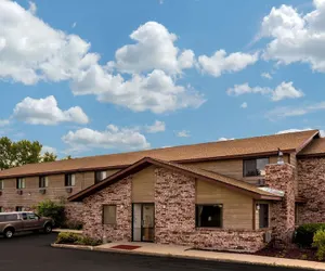 Photo 2 - Super 8 by Wyndham Hartford WI