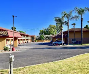 Photo 2 - Super 8 by Wyndham Visalia