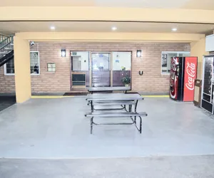 Photo 4 - Super 8 by Wyndham Visalia