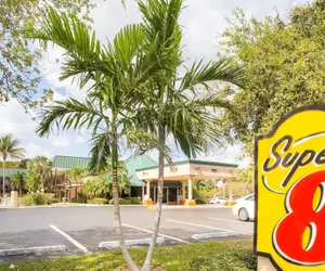 Photo 2 - Super 8 by Wyndham North Palm Beach