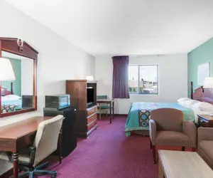 Photo 5 - Super 8 by Wyndham Kennett