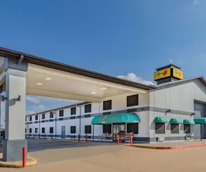 Photo 2 - Super 8 by Wyndham League City/Kemah Area