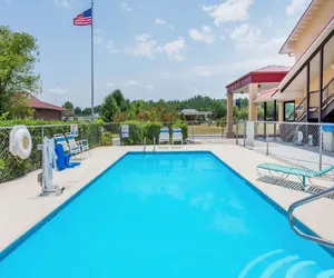 Photo 2 - Super 8 by Wyndham Cleveland