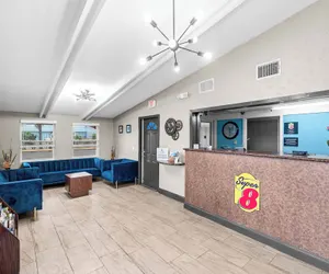 Photo 3 - Super 8 by Wyndham Lantana West Palm Beach
