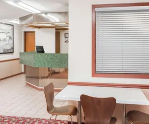 Photo 3 - Super 8 by Wyndham Shipshewana