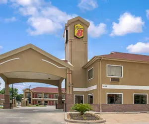 Photo 2 - Super 8 by Wyndham Houston/Brookhollow NW