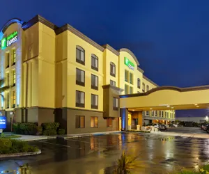 Photo 2 - Holiday Inn Express San Francisco-Airport North, an IHG Hotel