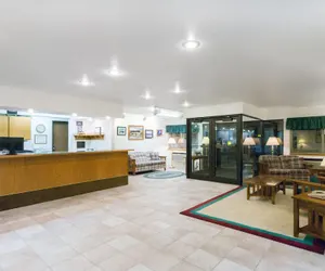Photo 2 - Super 8 by Wyndham Montpelier