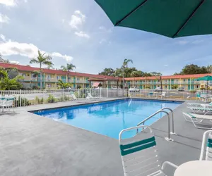 Photo 2 - Super 8 by Wyndham Sarasota Near Siesta Key