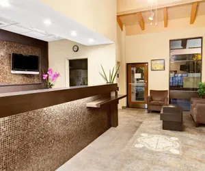 Photo 2 - Super 8 by Wyndham Kissimmee/Maingate/Orlando Area