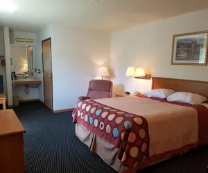 Photo 5 - Super 8 by Wyndham Phillips