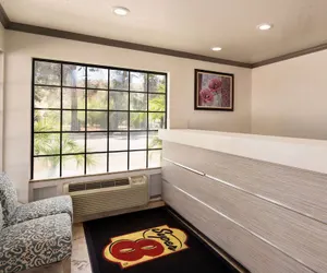 Photo 4 - Super 8 by Wyndham Santa Clarita/Valencia