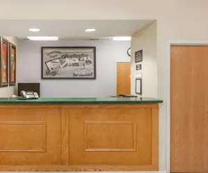 Photo 2 - Super 8 by Wyndham Huntington