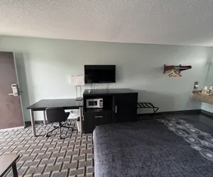 Photo 4 - Executive Inn