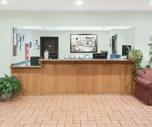 Photo 3 - Super 8 by Wyndham Monett