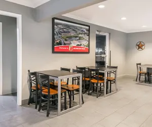 Photo 4 - Super 8 by Wyndham Arlington Near AT&T Stadium