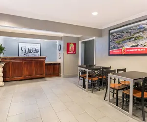 Photo 3 - Super 8 by Wyndham Arlington Near AT&T Stadium