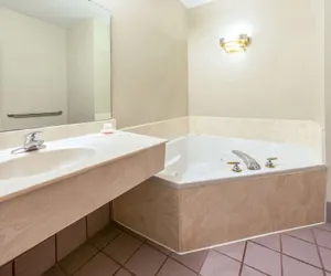 Photo 3 - Super 8 by Wyndham Pevely