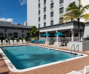 Photo 2 - Hampton Inn Ft. Lauderdale/Downtown Las Olas Area