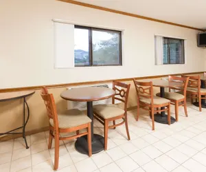 Photo 3 - Super 8 by Wyndham Dixon