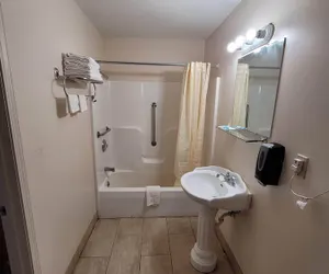 Photo 5 - Woodland Inn