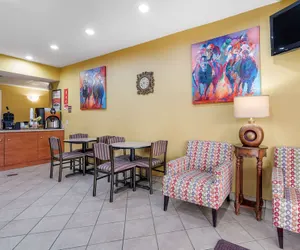 Photo 5 - Econo Lodge Louisville Airport
