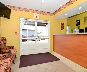 Photo 4 - Econo Lodge Louisville Airport