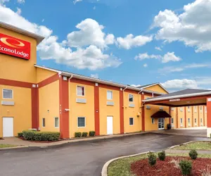 Photo 2 - Econo Lodge Louisville Airport