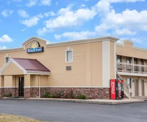 Photo 2 - Days Inn by Wyndham Fort Wayne