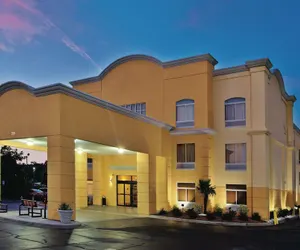 Photo 2 - La Quinta Inn & Suites by Wyndham Florence