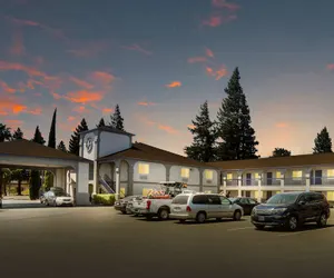 Photo 2 - SureStay Hotel by Best Western Ukiah