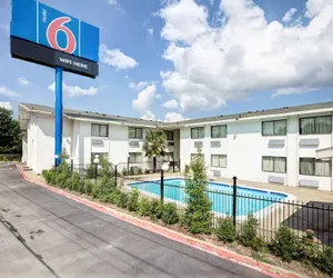 Photo 2 - Motel 6 Dallas, TX - South