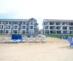 Photo 2 - Pointes North Beachfront Hotel