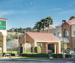 Photo 2 - La Quinta Inn & Suites by Wyndham Fairfield - Napa Valley