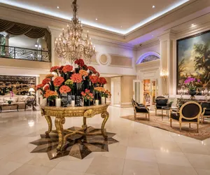Photo 3 - Beverly Hills Plaza Hotel & Spa