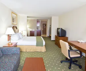 Photo 4 - Holiday Inn Express Hotel & Suites LIVE OAK by IHG