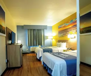 Photo 3 - Days Inn & Suites by Wyndham Houston North/Aldine