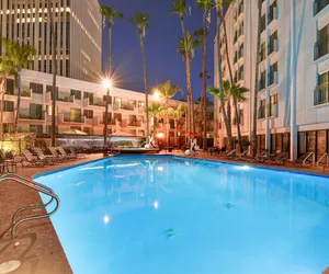 Photo 2 - DoubleTree by Hilton Phoenix Midtown