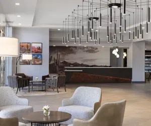 Photo 2 - DoubleTree by Hilton Phoenix Midtown