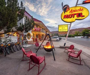 Photo 2 - Apache Motel