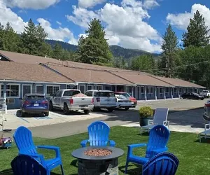 Photo 2 - Bluebird Day Inn & Suites
