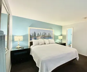 Photo 4 - Bluebird Day Inn & Suites