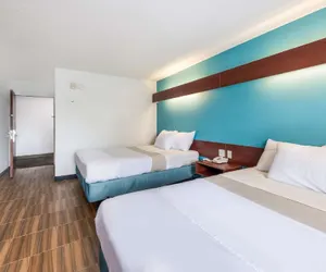 Photo 2 - Golden Isles Inn & Suites Brunswick South