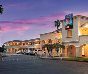 Photo 2 - Motel 6 Carlsbad, CA Beach