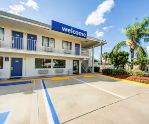 Photo 2 - Motel 6 Lakeland, FL