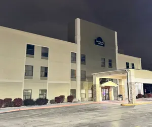 Photo 2 - Halsted Inn and Suites Harvey - Chicago Southland