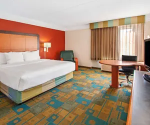 Photo 4 - La Quinta Inn & Suites by Wyndham Albuquerque West