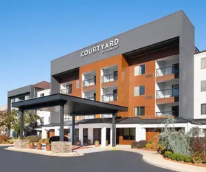 Photo 2 - Courtyard by Marriott Burlington